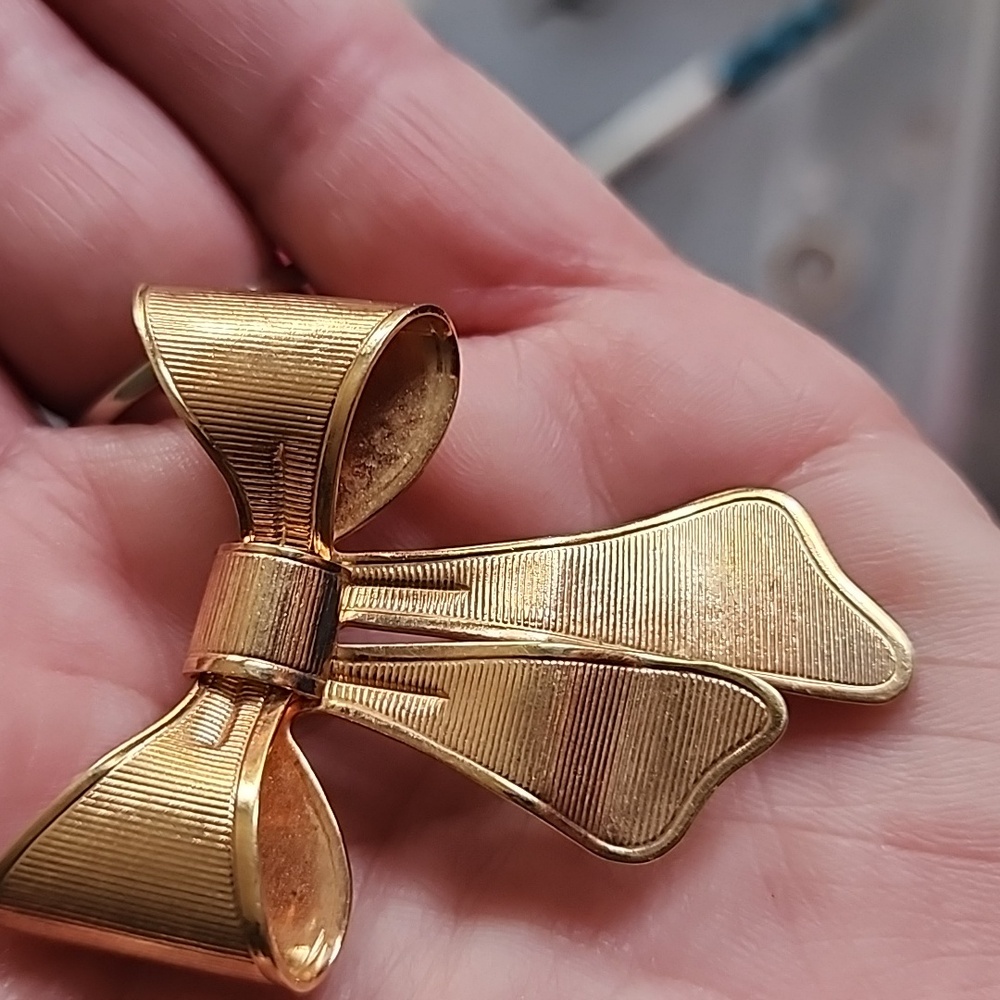 Avon Gold Bow Brooch